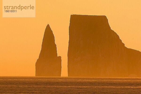 Felsen Cerro Brujo bei Sonnenuntergang  Insel San Cristobal  Galapagos-Inseln  Ekuador