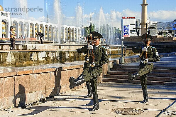 Soldaten marschierend  Nationales Historisches Museum  ehemals Lenin-Museum  Ala-Too Platz  Bischkek  Kirgistan  Kirgisistan  Kirgisien  Wachablösung  Wachsoldaten  Asien