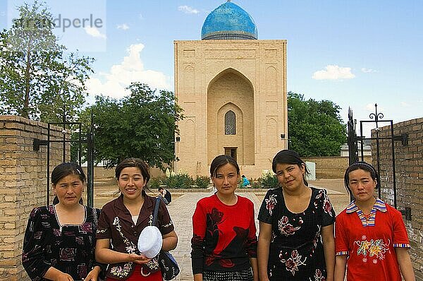 Usbekische Frauen  Hanim  vor Bibi-Khanum-Mausoleum  Samarkand  Usbekistan  Asien