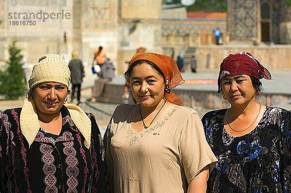 Usbekinnen  Samarkand  Usbekistan  Asien