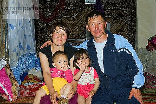 Kasachische Familie  Straßenrestaurant  Gabagly-Nationalpark  Gabagly  Kasachstan  Asien