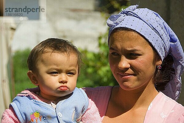 Junge Usbekin mit Kind  Buchara  Usbekistan  Asien