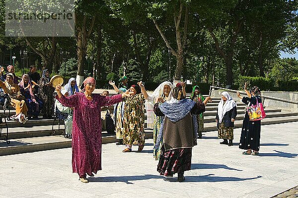 Tanzende Usbekinnen  Samarkand  Usbekistan  Asien