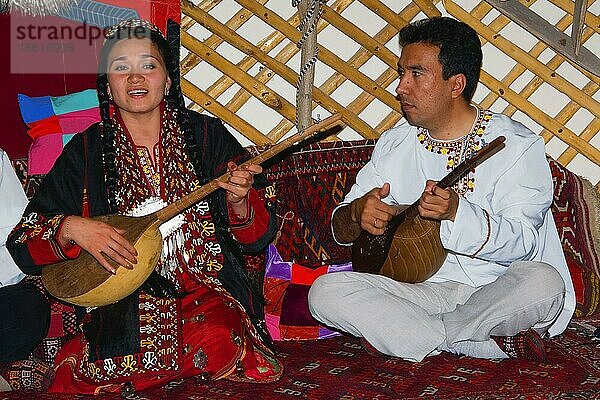 Folklore-Tanzgruppe  Mann und Frau auf Teppich  Aschgabat  Turkmenistan  Asgabat  Musikinstrumente  Musik  musizieren  Asien