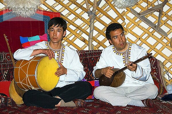 Folklore-Tanzgruppe  Männer auf Teppich  Aschgabat  Turkmenistan  Asgabat  Musikinstrumente  Musik  musizieren  Asien