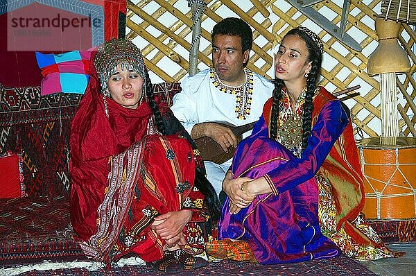 Folklore-Tanzgruppe  Mann und Frauen auf Teppich  Aschgabat  Turkmenistan  Asgabat  Musikinstrumente  Asien