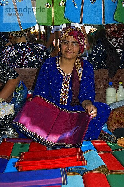 Frau auf Textilienmarkt  Tolkutscha-Basar  Aschgabat  Turkmenistan  Asgabat  Stoffe  Asien