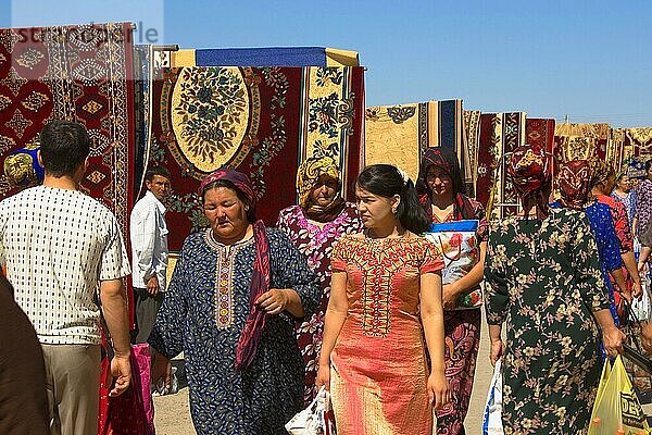 Turkmenen auf Teppichmarkt  Tolkutscha-Basar  Aschgabat  Turkmenistan  Asgabat  Teppiche  Asien