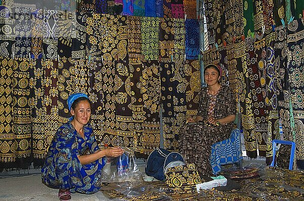 Frauen auf Textilienmarkt  Tolkutscha-Basar  Aschgabat  Turkmenistan  Asgabat  Stoffe  Asien