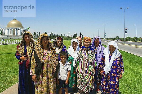 Gruppe von Frauen  Mausoleum von Präsident Turkmenbaschi  Aschgabat  Turkmenistan  Asgabat  Grabstätte  Asien
