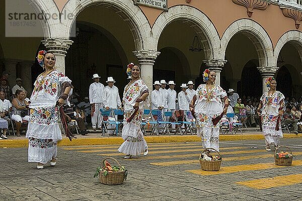 Tanzgruppe in traditioneller Kleidung  Merida  Yucatan  Mexiko  Mittelamerika