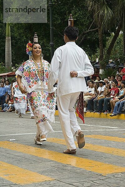 Tänzer in Tracht  Volkstanz  Merida  Yucatan  Mexiko  Mittelamerika