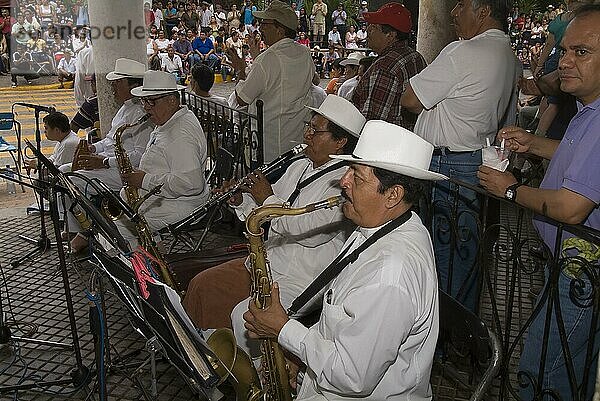 Musiker  musizieren  instrument  Merida  Yucatan  Mexiko  Mittelamerika