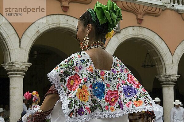 Tänzerin in Tracht  Merida  Yucatan  Mexiko  Tänzer  Volkstanz  Mittelamerika