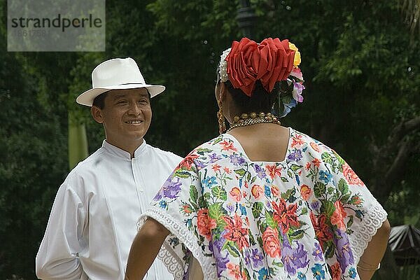 Tänzer in Tracht  Volkstanz  Merida  Yucatan  Mexiko  Mittelamerika