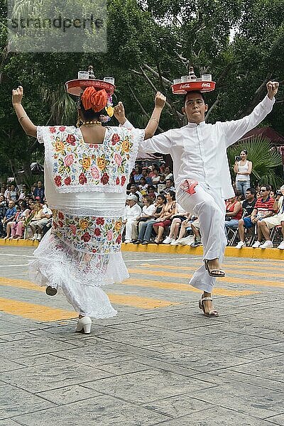 Tänzer in Tracht  Volkstanz  balancieren Tabletts auf Kopf  Merida  Yucatan  Mexiko  Mittelamerika