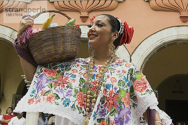 Tänzerin in Tracht  Merida  Yucatan  Mexiko  Tänzer  Volkstanz  Mittelamerika