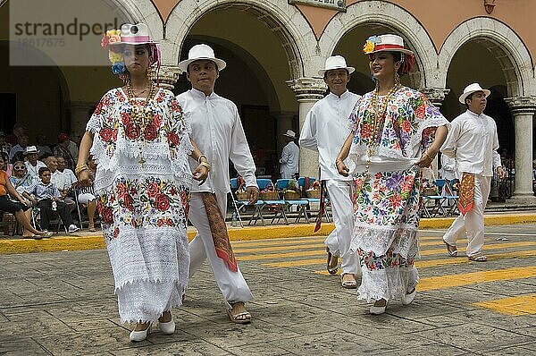 Tanzgruppe in traditioneller Kleidung  Merida  Yucatan  Mexiko  Mittelamerika