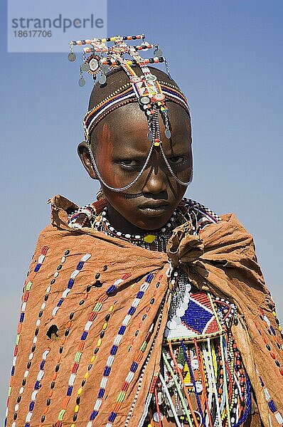 Massai-Frau trägt traditionelles Hochzeitskleid  Massai Mara  Kenia  Afrika