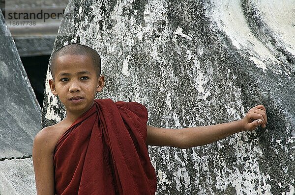Junger buddhistischer Mönch  Kloster Shwe In Bin Kyaung  Mandalay  Burma  Myanmar  Asien