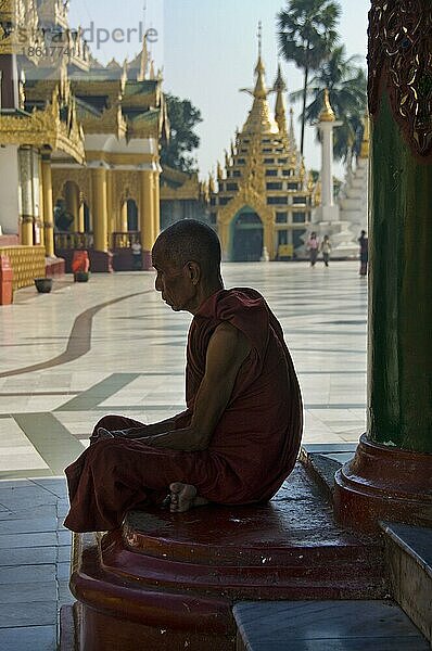 Meditierender Mönch  Buddha Gotama Tempel  Shwedagon Pagode  Yangon  Burma  Myanmar  Rangun  Meditation  Asien
