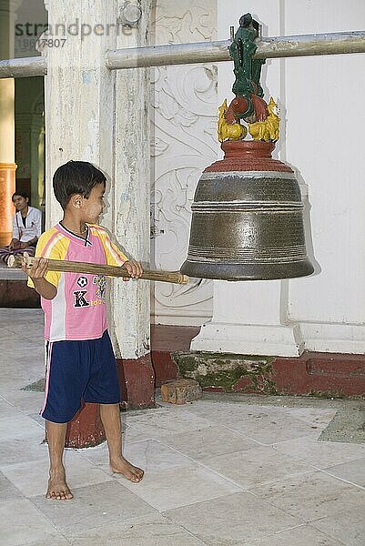 Junge schlägt Glocke  Shwedagon-Pagode  Yangon  Birma  Myanmar  Rangun  Asien