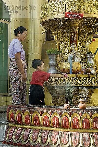 Kind gießt heiliges Wasser auf Buddha  Sule-Pagode  Yangon  Burma  Myanmar  Rangun  Asien