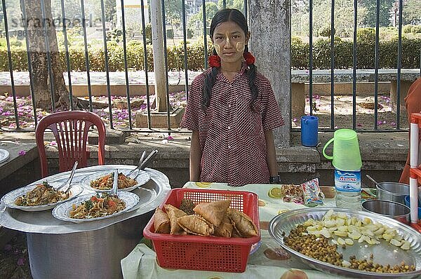 Frau verkauft Speisen  Yangon  Burma  Myanmar  Rangun  Asien