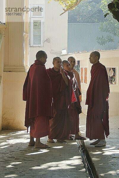 Buddhistische Mönche  Mahagandayon-Kloster  Amarapura  Burma  Myanmar  Asien