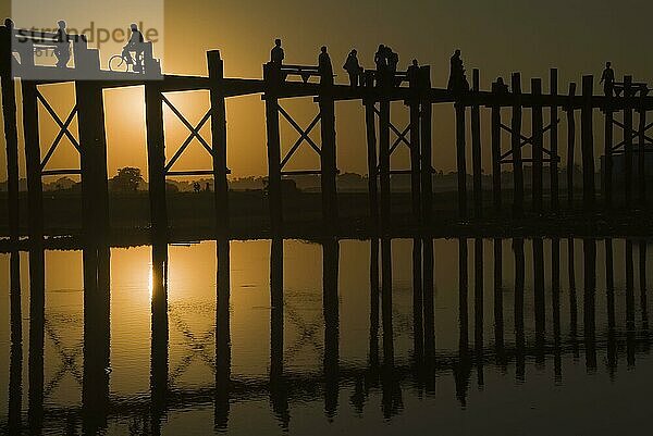 U-Bein-Brücke  1200 Meter  See Thaungthaman  Amarapura  Burma  U-Bein-Brücke  Myanmar  Asien