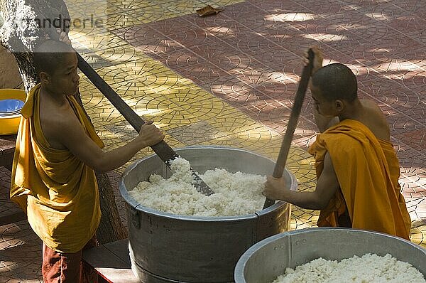 Zubereitung von Reis  Mahagandayon-Kloster  Amarapura  Burma  Myanmar  Asien