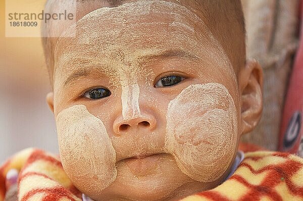 Burmesisches Baby mit Thanaka-Paste im Gesicht  Bagan  Burma  Pagan  Myanmar  Gesichtsbemalung  Asien