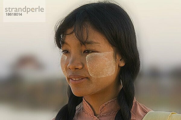 Junge Burmesin mit Thanaka-Paste im Gesicht  Amarapura  Burma  Myanmar  Gesichtsbemalung  Asien