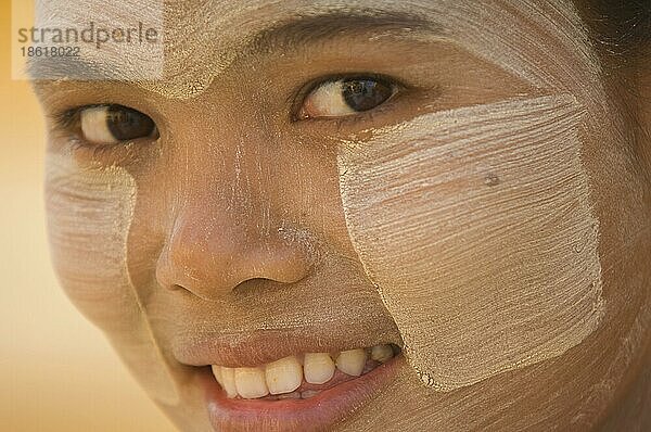 Junge Burmesin mit Thanaka-Paste im Gesicht  Bagan  Burma  Pagan  Myanmar  Gesichtsbemalung  Asien