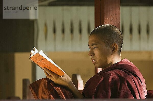 Junger  buddhistischer Mönch  Mahagandayon-Kloster  Amarapura  Burma  Myanmar  Asien