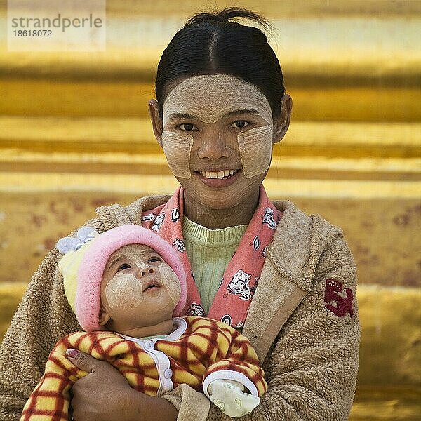 Junge Burmesin mit Baby  Thanaka-Paste im Gesicht  Bagan  Burma  Pagan  Myanmar  Gesichtsbemalung  Asien