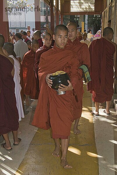 Buddhistische Mönche  Mahagandayon-Kloster  Amarapura  Burma  Myanmar  Asien