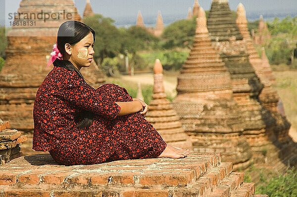 Junge Burmesin mit Thanaka-Paste im Gesicht  Bagan  Burma  Pagan  Myanmar  Gesichtsbemalung  Asien
