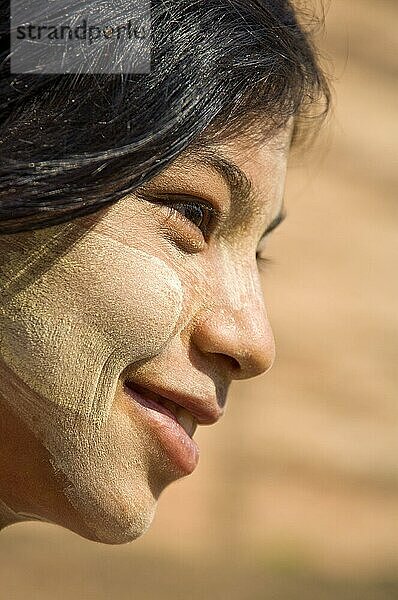 Junge Burmesin mit Thanaka-Paste im Gesicht  Mingun  Burma  Myanmar  Gesichtsbemalung  Asien