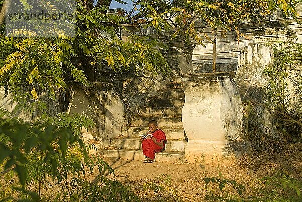 Junger  buddhistischer Mönch  Bagan  Burma  Pagan  Myanmar  Asien