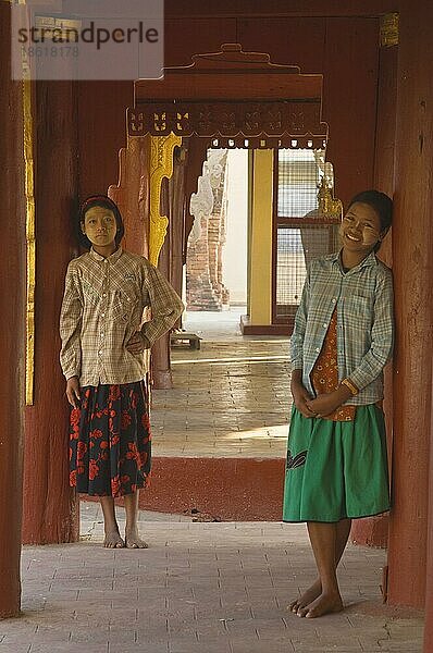 Junge Mädchen in der Shwezigon-Pagode  Bagan  Birma  Pagan  Myanmar  Asien
