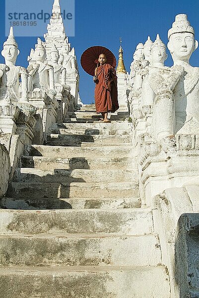 Junger buddhistischer Mönch mit Sonnenschirm  Set-Taw-Ya-Pagode  Mingun  Burma  Myanmar  Settawya-Pagode  Asien