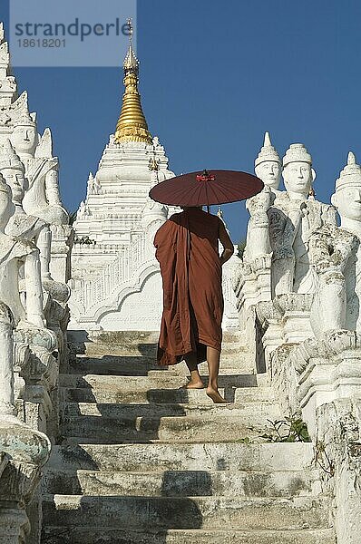 Buddhistischer Mönch mit Sonnenschirm  Set-Taw-Ya-Pagode  Mingun  Burma  Myanmar  Settawya-Pagode  Asien