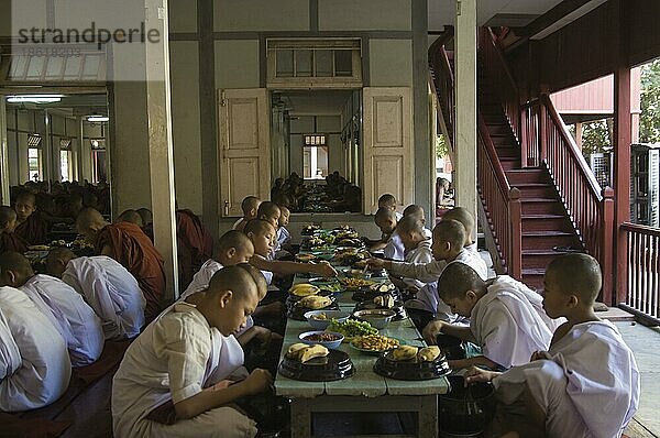 Buddhistische Mönche essen im Refektorium  Mahagandayon-Kloster  Amarapura  Burma  Myanmar  Asien