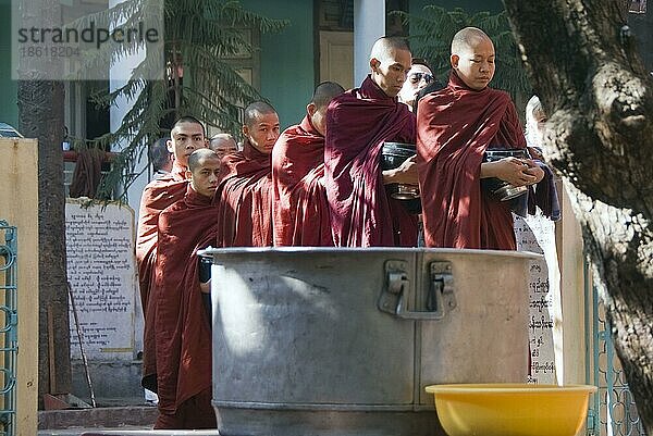 Buddhistische Mönche warten auf Reis  Mahagandayon-Kloster  Amarapura  Burma  Myanmar  Asien