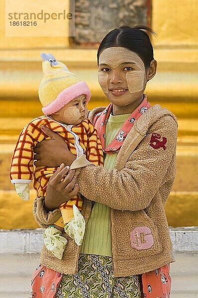 Junge Burmesin mit Baby  Thanaka-Paste im Gesicht  Bagan  Burma  Pagan  Myanmar  Gesichtsbemalung  Asien