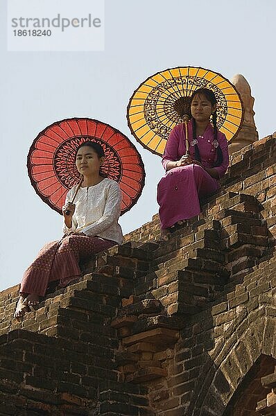 Junge Burmesinnen mit Sonnenschirmen auf Mauer  Bagan  Burma  Pagan  Myanmar  Asien