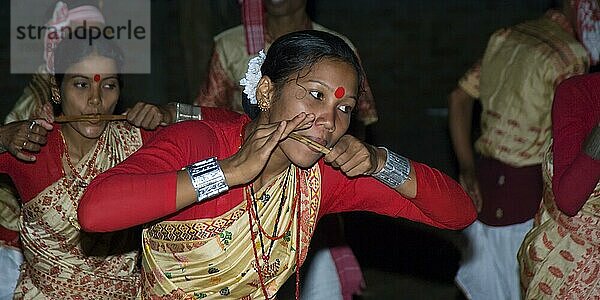Inderinnen tanzen und machen Musik  Assam  Indien  musizieren  Asien