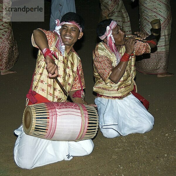 Indische Musiker  musizieren  instrument  Trommel  Trommler  Assam  Indien  Asien