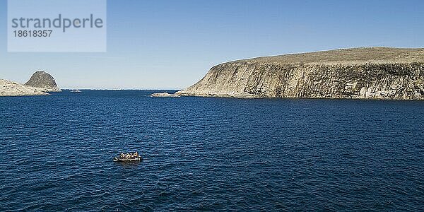Schlauchboot mit Touristen  Davis-Strait  nahe der Lady Franklin Islands  Nunavut  Kanada  Nordamerika